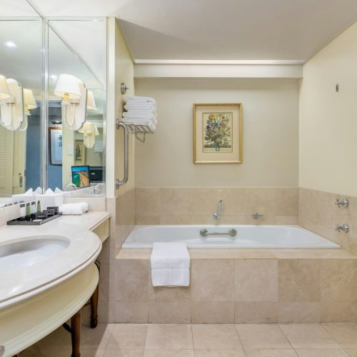 Superior-Room-at-Stamford-Plaza-Brisbane-Hotel_Bathroom