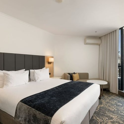 hotel-grand-chancellor-brisbane-deluxe-king-balcony-02_wide