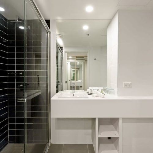 hotel-grand-chancellor-brisbane-deluxe-twin-no-balcony-01_wide